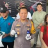 Kapolresta Bandung Kombes Pol Kusworo saat menunjukan barang bukti obat pembasmi hama palsu di Mapolresta Bandung. Foto Agi Jabar Ekspres