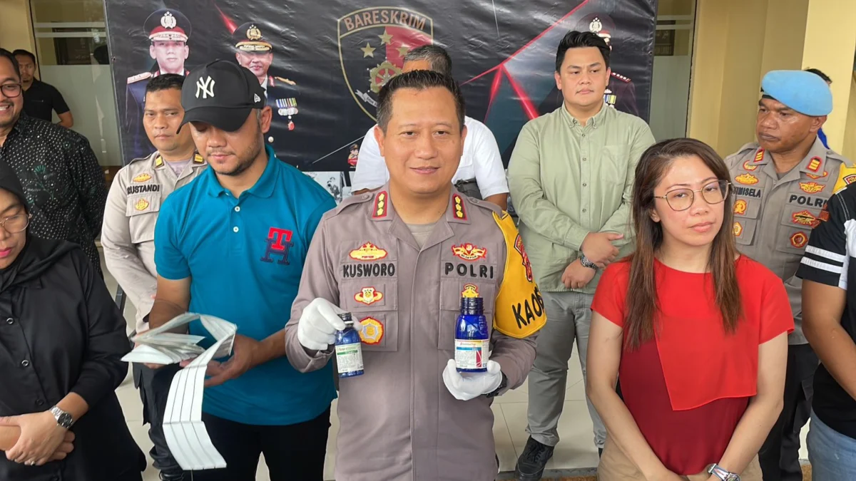 Jual Pestisida Palsu Untung Puluhan Juta, 2 Tersangka Diamankan Polresta Bandung! Kapolresta Bandung Kombes Pol Kusworo saat menunjukan barang bukti obat pembasmi hama palsu di Mapolresta Bandung. Foto Agi Jabar Ekspres