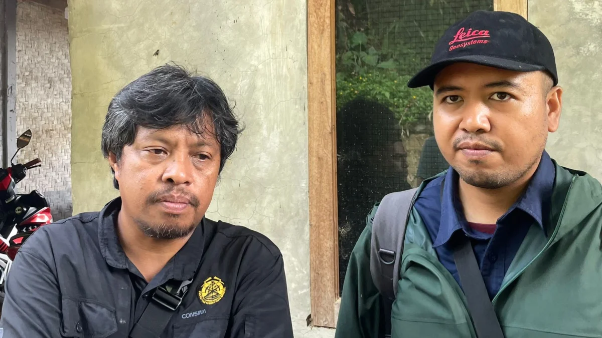 Erosi Sungai Cidadap Jadi Salah Satu Pemicu Pergerakan Tanah Surveyor Pemetaan PVMBG, Sumaryono (kiri), dan Penyelidik Bumi dari Pusat Vulkanologi dan Mitigasi Bencana Geologi (PVMBG) Yuhandi Kristiawan (kanan) saat ditemui dilokasi pergerakan tanah. Rabu (6/3). Foto Jabarekspres/wit