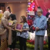 Kepala KPP Pratama Bandung Cibeunying Hasti Garini saat menyerahkan penghargaan ke sejumlah tokoh dan wajib pajak yang patuh, Rabu (6/3).