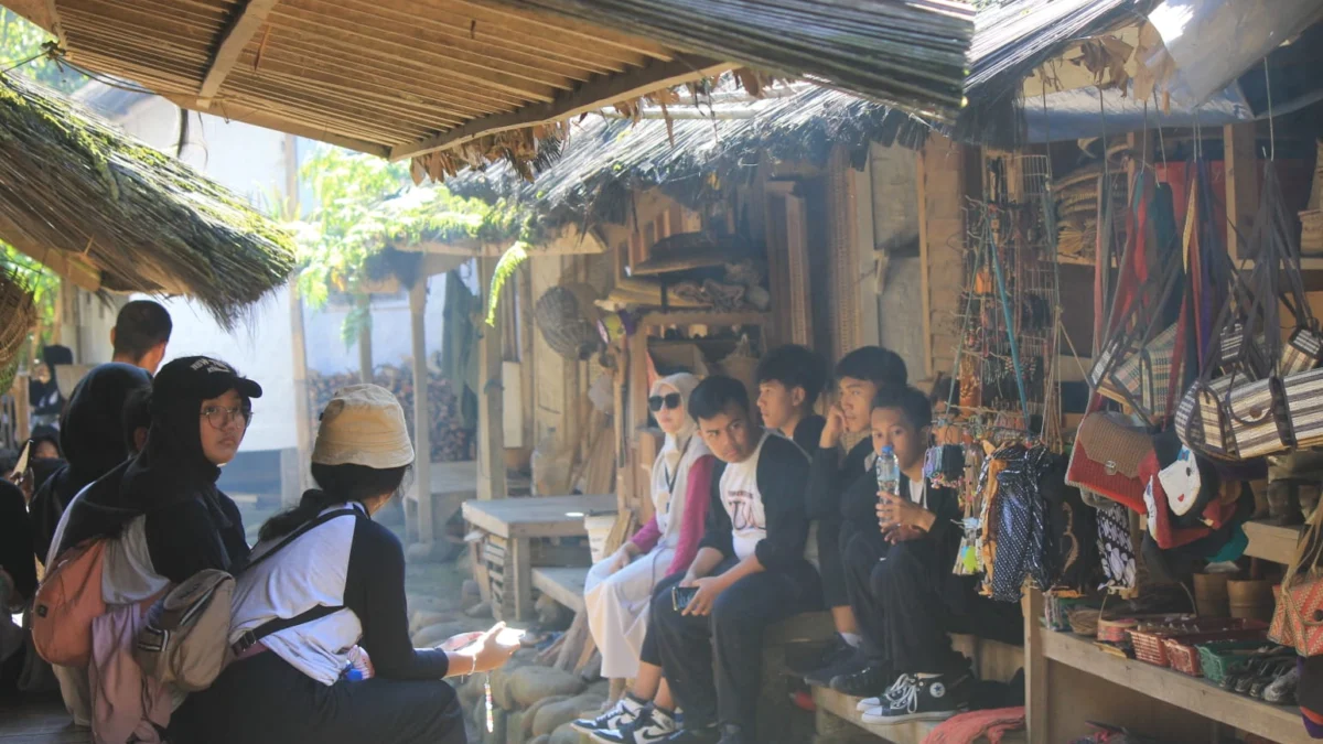 Doc. SMAN 2 Cimahi Menerapkan P5 dengan Tema Kearifan Lokal Melalui Kunjungan ke Kampung Naga (Doc. Arsip SMAN 2 Cimahi)