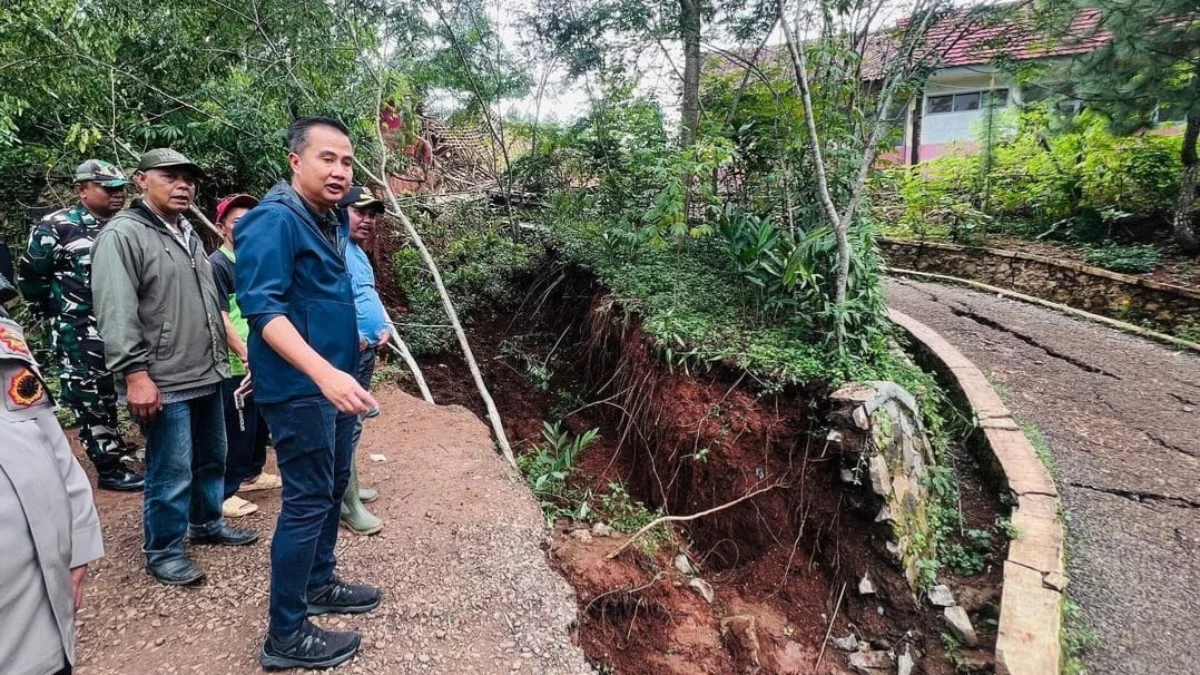 Ist. Pj Guberenur saat meninjau lokasi pergerakan tanah di Kec. Rongga, KBB. Dok. Humas Jabar.