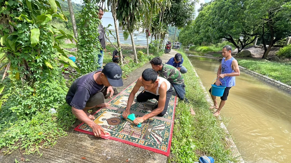 Pengurus Masjid Jami Al Ulumiyyah di Kampung Pojok, Desa Cigondewah Hilir, Kecamatan Margaasih, Kabupaten Bandung lakukan tradisi pencucian karpet masjid di DAS Ciwidey. Foto Agi Jabar Ekspres