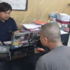 Salah satu pelaku saat diperiksa oleh Polres Sukabumi Kota karena diduga melakukan pengrusakan kepada rumah Ketua PPK Cibeureum beberapa waktu lalu.