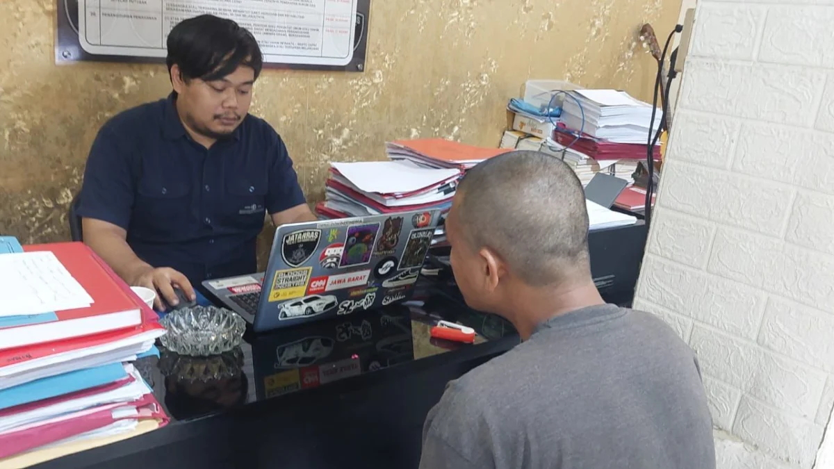 Salah satu pelaku saat diperiksa oleh Polres Sukabumi Kota karena diduga melakukan pengrusakan kepada rumah Ketua PPK Cibeureum beberapa waktu lalu.