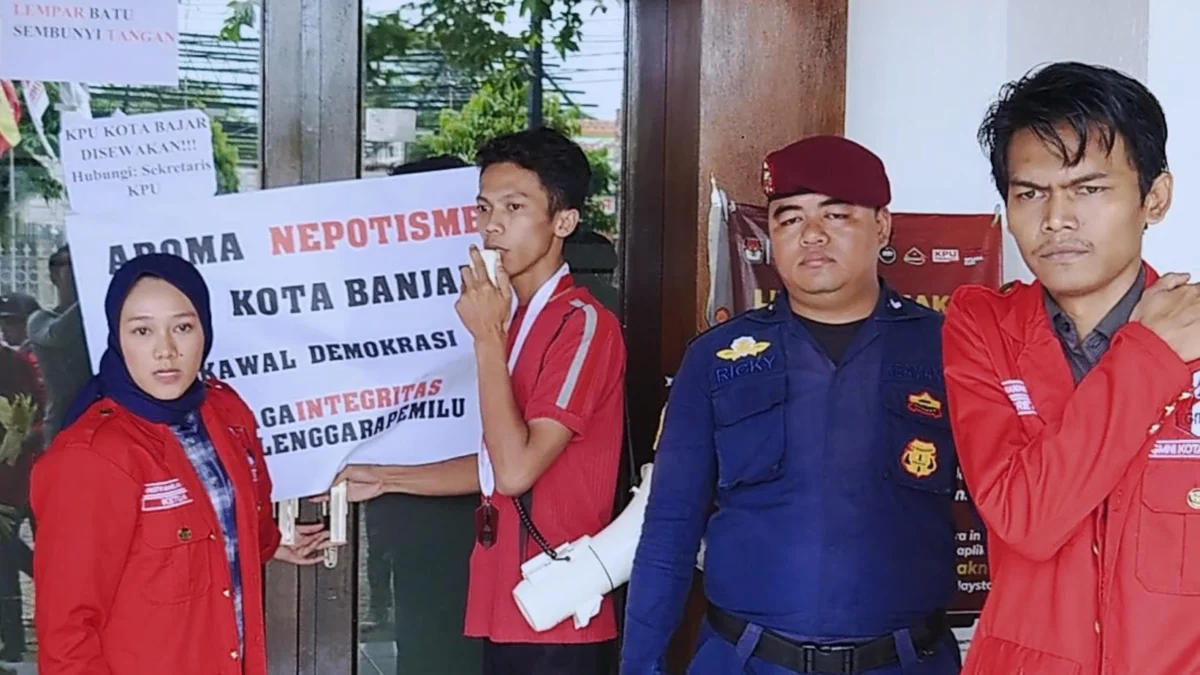 Aktivis Mahasiswa Geruduk dan Segel KPU Kota Banjar Aliansi mahasiswa menggeruduk dan menyegel kantor KPU Kota Banjar karena diduga tidak profesional dan melakukan praktek nepotisme dalam rekrutmen Tenaga Administrasi, Kamis 7 Maret 2024.
