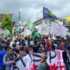 Aksi unjuk rasa dari Aliansi Mahasiswa Sukabumi Bergerak yang menuntut pengendalian harga beras oleh pemerintah di depan Kantor Wali Kota Sukabumi dan Gedung DPRD Kota Sukabumi, Kamis (7/3).