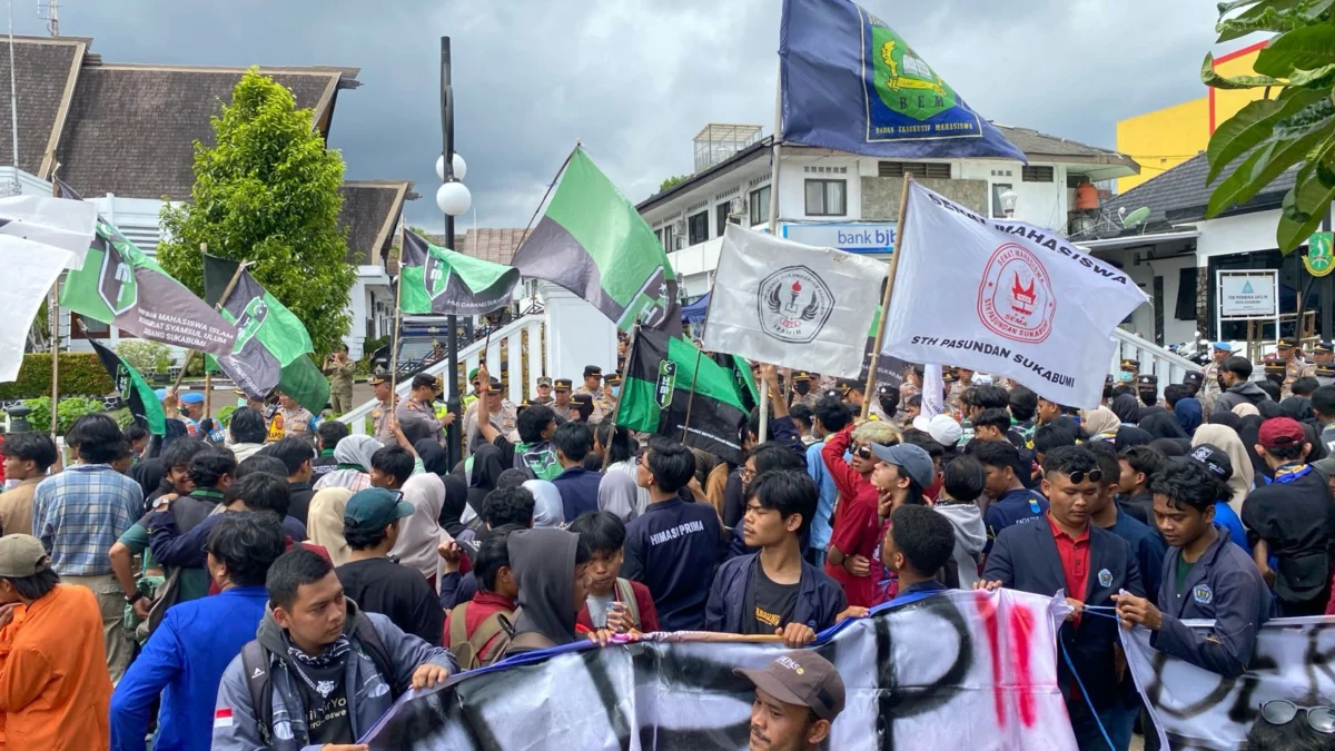 Harga Beras Naik Terus, Aliansi Mahasiswa Sukabumi Geruduk Kantor Wali Kota dan DPRD Aksi unjuk rasa dari Aliansi Mahasiswa Sukabumi Bergerak yang menuntut pengendalian harga beras oleh pemerintah di depan Kantor Wali Kota Sukabumi dan Gedung DPRD Kota Sukabumi, Kamis (7/3).