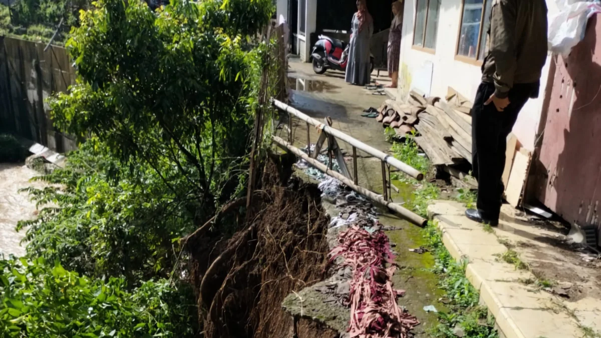 Pemukiman warga di RW15 Kampung Babakan Asih, Desa Babakan Peuteuy, Kecamatan Cicalengka, Kabupaten Bandung yang terancam longsor akibat bibir Sungai Cibodas kian terkikis.