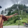 Ajid, salah seorang warga Desa Sukaresmi, KBB saat memamerkan kolecer mininya untuk mencari arah angin, Kamis (7/3).