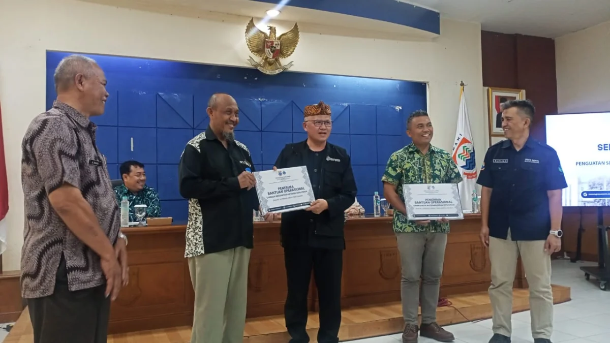 Doc. Simbolis bantuan untuk LKS oleh Dinas Sosial Kota Cimahi (mong)