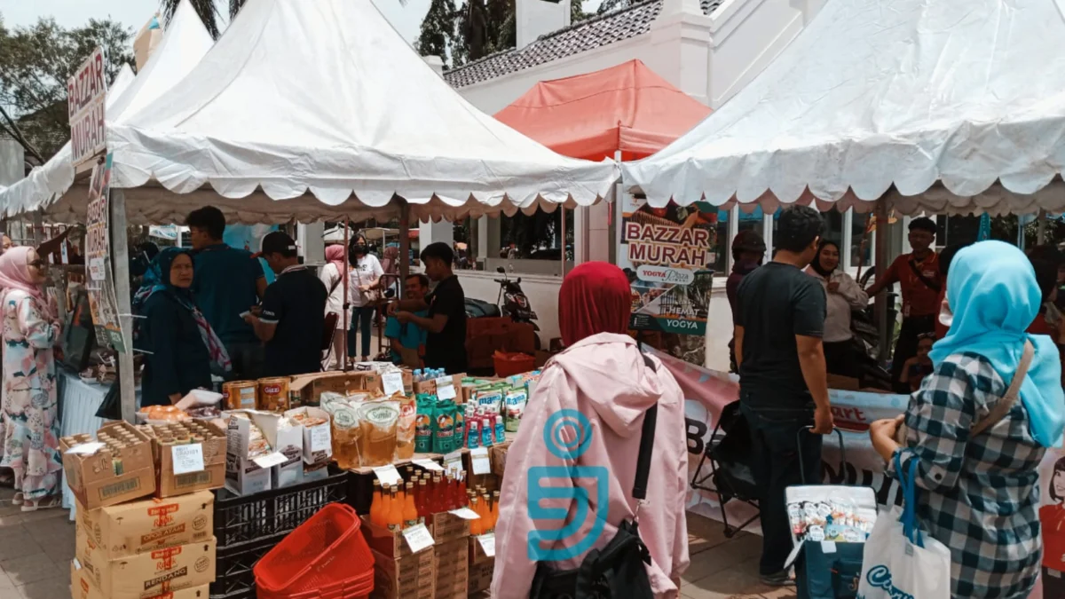 Doc. Sejumlah Stan Pasar Modern yang Dikerumuni oleh Masyarakat (Mong)