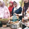 Pedagang di Festival Eko Wisata Cimahi sedang menjual salah satu makanan khas Cimahi yang berbahan singkong.