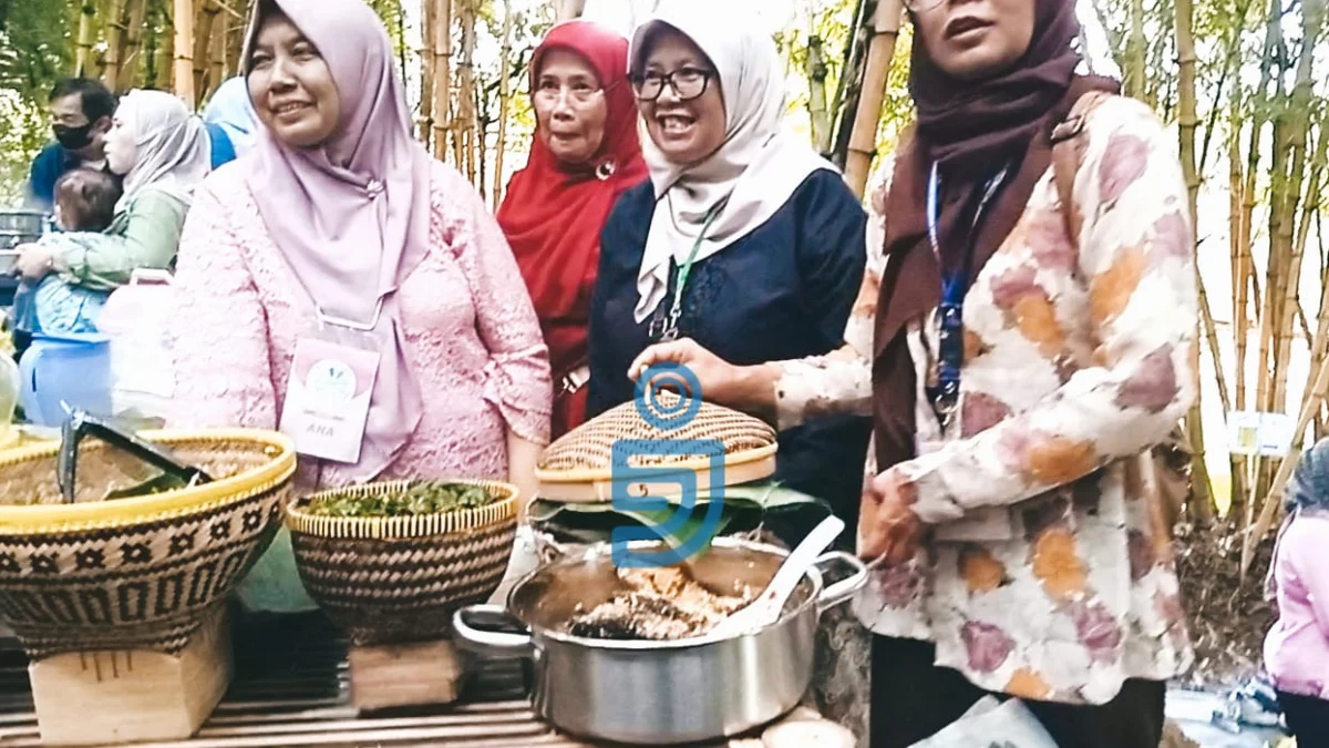 Pedagang di Festival Eko Wisata Cimahi sedang menjual salah satu makanan khas Cimahi yang berbahan singkong.