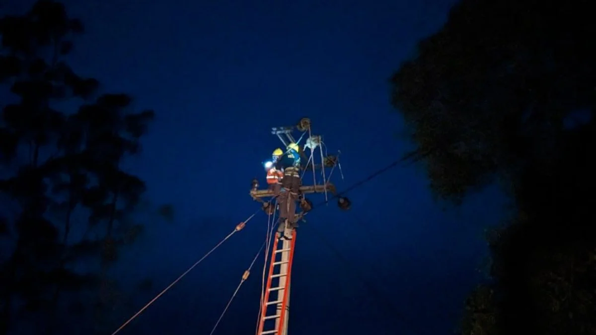 Cuaca ekstrem lumpuhkan sebagian listrik di Rancabali, Kabupaten Bandung, akibat tiang listrik roboh, Sabtu (9/3).