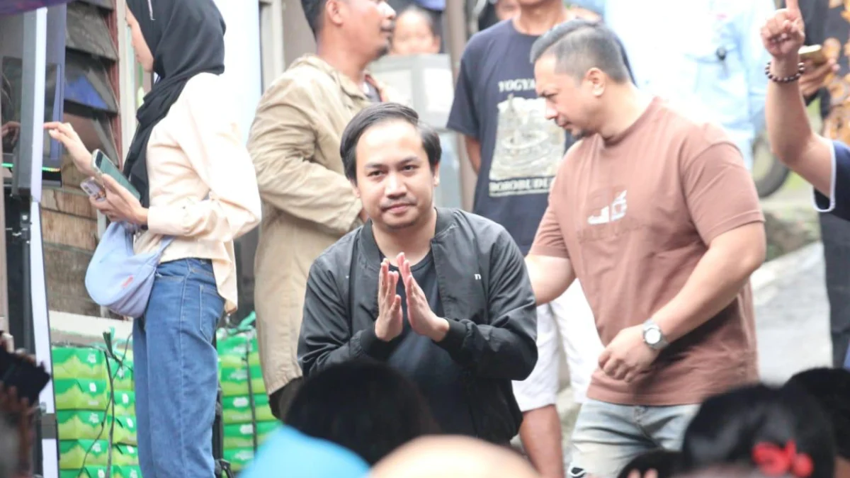 Salah satu Tokoh Muda Bogor, Aji Jaya Bintara (Tengah) saat menggelar simulasi program makan siang gratis di Kota Bogor, Senin (11/3).
