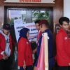 Mahasiswa menggeruduk dan menyegel kantor KPU Kota Banjar karena diduga ada praktek nepotisme dalam rekrutmen tenaga administrasi di Sekretariat KPU Kota Banjar, Kamis 7 Maret 2024.
