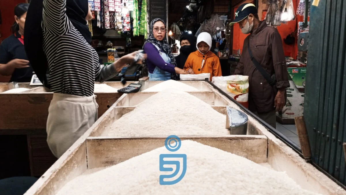 Doc. Sejumlah Pedagang Beras di Pasar Antri Baru Kota Cimahi Mengeluhkan Masih Sepinya Pembeli Meskipun Harga Beras Sudah Berangsur Turun (Mong)