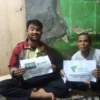 Alvi Noviardi (kanan), seorang guru honorer yang rela memulung untuk melanjutkan hidup, mendapatkan bantuan dari Komunitas PRIBUMI.