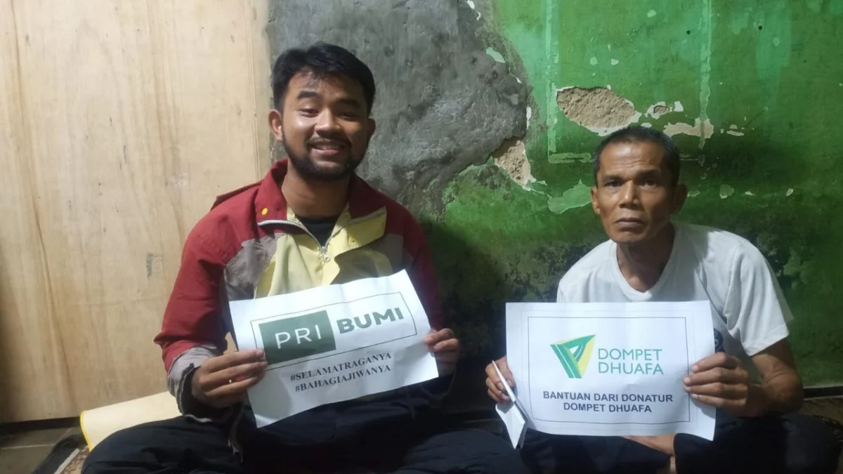 Alvi Noviardi (kanan), seorang guru honorer yang rela memulung untuk melanjutkan hidup, mendapatkan bantuan dari Komunitas PRIBUMI.