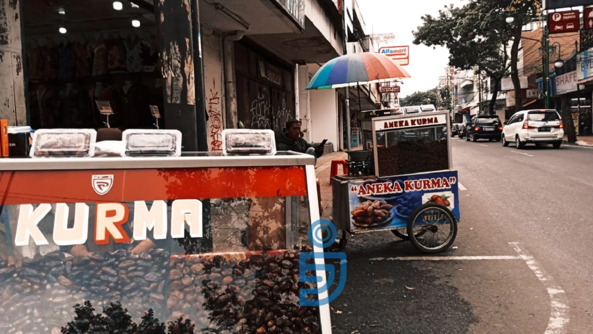 Doc. Aneka Jenis Kurma Mulai Berjajar di Sepanjang Jalan Rajawali dan Gandawijaya Kota Cimahi (Mong)
