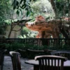 Kafe dan kandang Singa yang bersebelahan di Bandung Zoo sebagai tempat bukber ketika Ramadan.(ist)