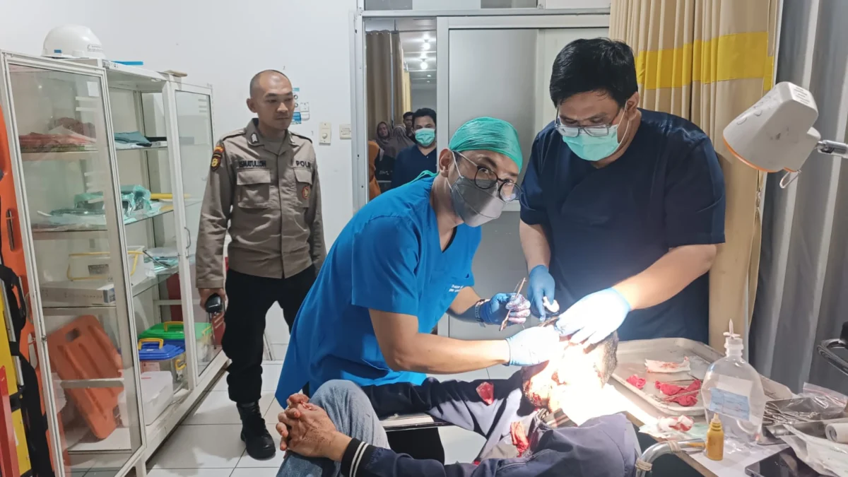 Fikri Firdaus (35) saat mendapatkan perawatin di RS R. Syamsudin Kota Sukabumi.