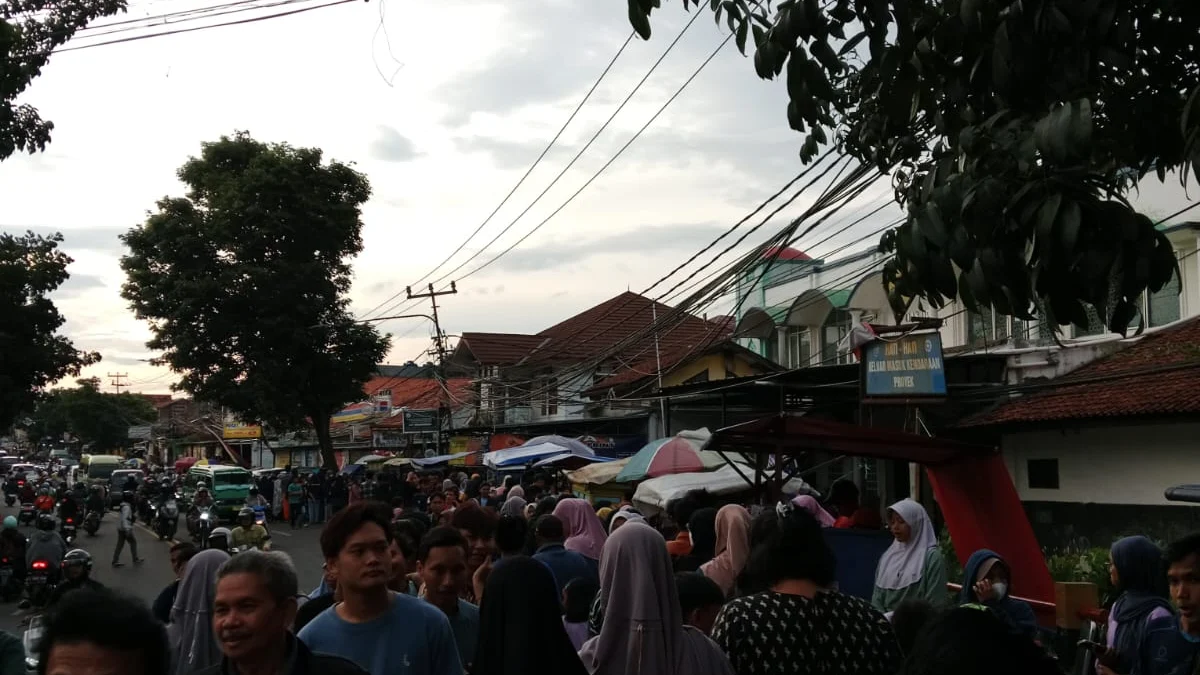 Tumpah ruah masyarakat untuk berburu takjil di depan UIN SGD Bandung, Selasa (12/3).