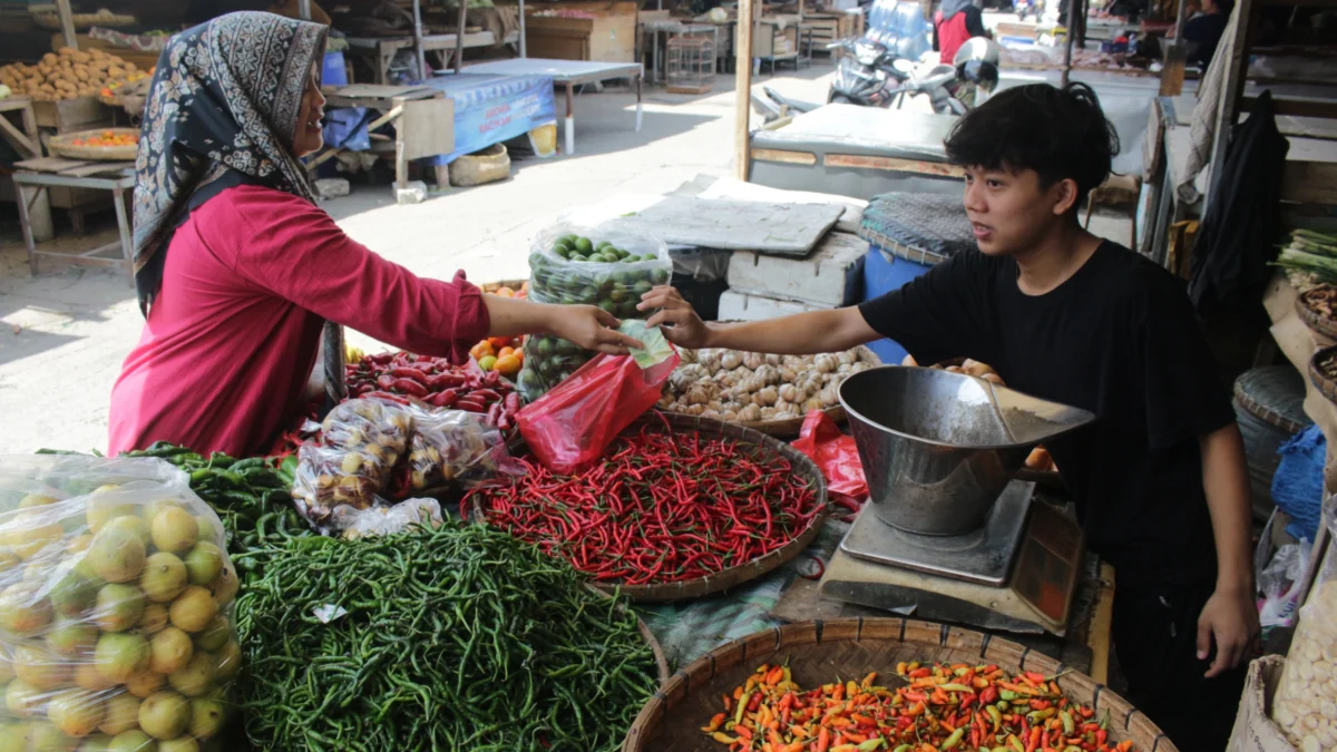 Masuki hari pertama Ramadan, beberapa harga kebutuhan pokok di Kota Bandung masih tinggi.