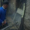 BERANTAS NYAMUK WOLBACHIA: Petugas melakukan Fogging di pemukiman warga kawasan Desa Cibiru Wetan, Kabupaten Bandung, (6/3).