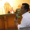 Ist. Sekda Bandung, Ema Sumarna saat menghadiri sidang kasus proyek CCTV Bandung Smart City sebagai saksi di Pengadilan Negeri Kelas 1A Bandung, (10/10). (Pandu Muslim/Jabar Ekspres)