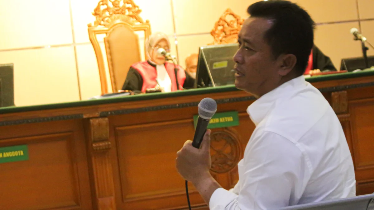 Ist. Sekda Bandung, Ema Sumarna saat menghadiri sidang kasus proyek CCTV Bandung Smart City sebagai saksi di Pengadilan Negeri Kelas 1A Bandung, (10/10). (Pandu Muslim/Jabar Ekspres)