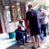 Terduga pelaku pencuri kotak amal saat diamankan oleh warga dan petugas kepolisian di Masjid Al Ihsan wilayah Pameungpeuk, Kabupaten Bandung. Foto Tangkapan Layar Video
