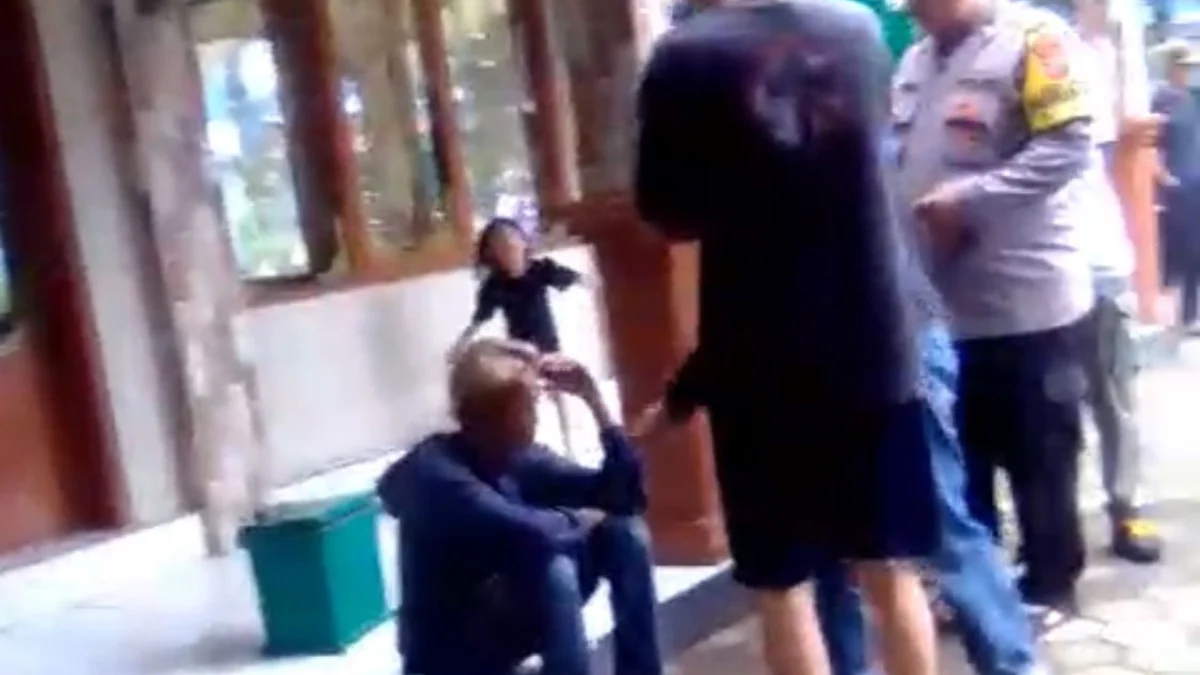 Nekat! Pria Ini Ketahuan Gasak Kotak Amal Masjid di Pameungpeuk Kabupaten Bandung Terduga pelaku pencuri kotak amal saat diamankan oleh warga dan petugas kepolisian di Masjid Al Ihsan wilayah Pameungpeuk, Kabupaten Bandung. Foto Tangkapan Layar Video
