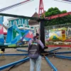 Kondisi wahana pontang panting di Alun-alun Cisaat, Kabupaten Sukabumi setelah roboh.