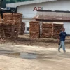 Seorang buruh tengah berjalan di area produksi PT Albasi Priangan Lestari (APL) Kota Banjar.