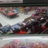 Tekaman CCTV memperlihatkan dua kawanan perampok bersenjata tanjam ancam pegawai minimarket dengan golok di Kampung Manapa RT 03 RW 03 Desa Karangtanjung, Kecamatan Cililin, Kabupaten Bandung Barat. Kamis (14/3). Foto dok (rekaman CCTV)