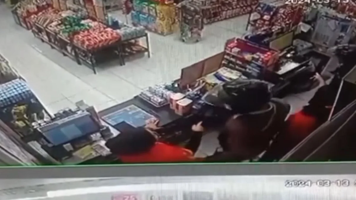 Tekaman CCTV memperlihatkan dua kawanan perampok bersenjata tanjam ancam pegawai minimarket dengan golok di Kampung Manapa RT 03 RW 03 Desa Karangtanjung, Kecamatan Cililin, Kabupaten Bandung Barat. Kamis (14/3). Foto dok (rekaman CCTV)