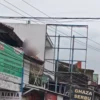 Seorang pria menjadi korban tersengat aliran listrik dari kabel PLN yang tidak terbungkus di area Jalan Raya Rancaekek-Majalaya, wilayah Desa Bojongloa, Kecamatan Rancaekek, Kabupaten Bandung.