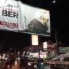 Petugas Satpol PP KBB saat menertibkan baliho mantan Bupati Bandung Barat, Hengky Kurniawan yang terpasang di ppan reklame di ruas Jalan Raya Cimareme, KBB.