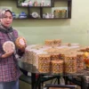 Meski Harga Bahan Pokok Naik, Produsen Kue Lebaran Mulai Produksi Doc. Produsen Kue Lebaran Mulai Menjajakan Produk Mereka Ditengah Kondisi Bahan Pokok yang Masih Belum Stabil (Istimewa)