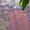 alan desa di Kampung Kebon Cau RT 04 RW 05, Desa Kertawangi, Kecamatan Cisarua. Jalan selebar 1 meter dengan panjang 26 meter longsor seusai wilayah itu diguyur hujan deras. Senin (18/3). Foto petugas BPBD KBB