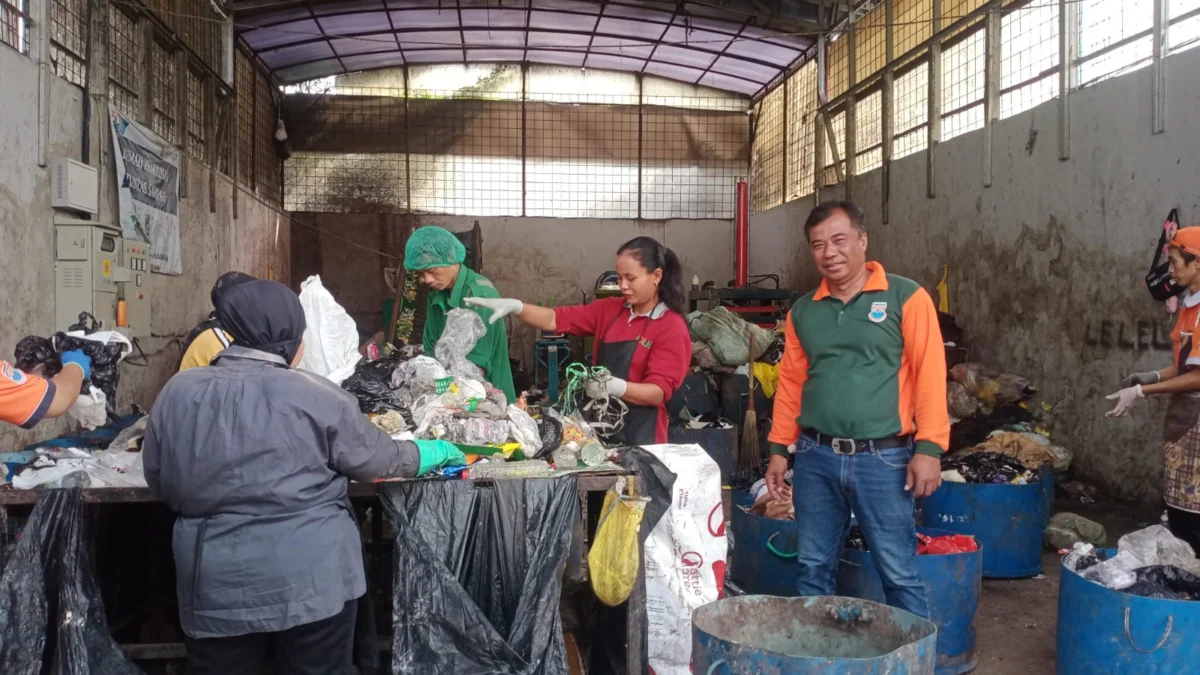 Doc. Pengelolaan dan Pemilahan Sampah di Salah Satu TPS di Kota Cimahi untuk Mengurangi Kiriman Sampah ke TPA Sarimukti (Istimewa)