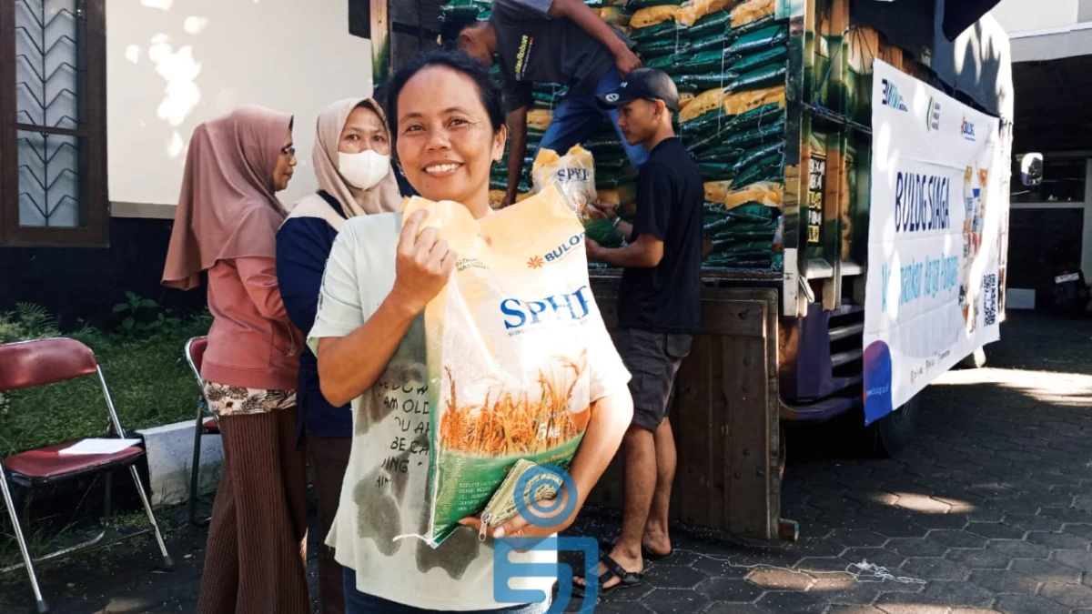 Doc. Antusiasme Masyarakat dalam Gerakan Pangan Murah yang Diselenggarakan oleh Dispangtan Cimahi di Lapang DPRD Kota Cimahi (Mong)