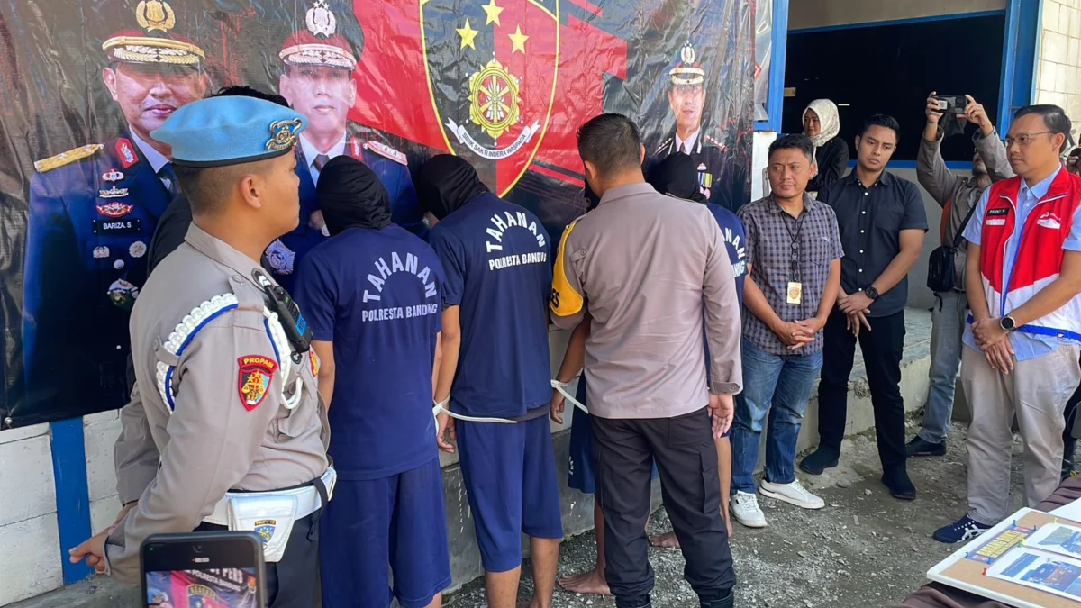 Jajaran Satreskrim Polresta Bandung berhasil mengamankan empat orang pelaku praktek penjualan tabung gas ilegal di Komplek Griya Prima Asri Blok A3, Desa Malakasari, Kecamatan Baleendah, Kabupaten Bandung, Selasa (19/3/2024). Foto Agi Jabar Ekspres