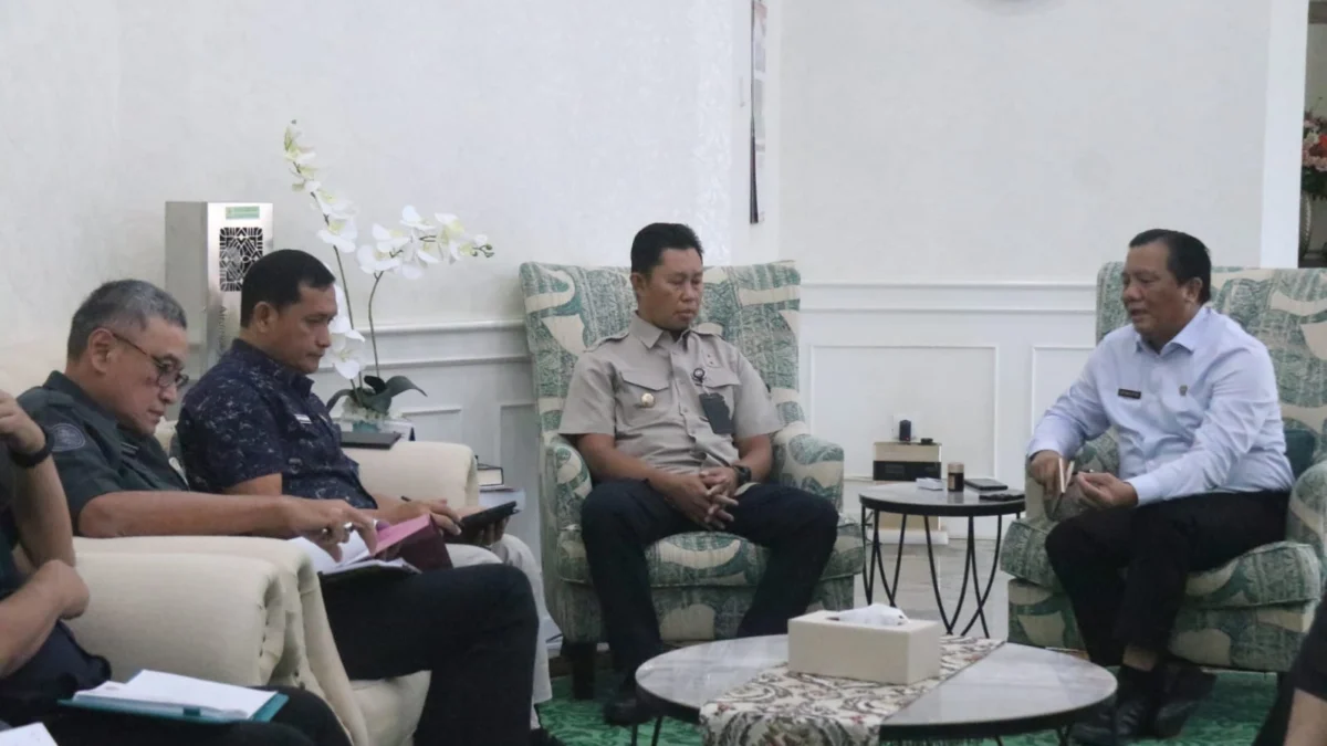 Pemkab Bogor Fokus Tata Kebersihan Cibinong Rapat penataan kebersihan kawasan kota Cibinong di ruang rapat Bupati Bogor, Selasa (19/3).