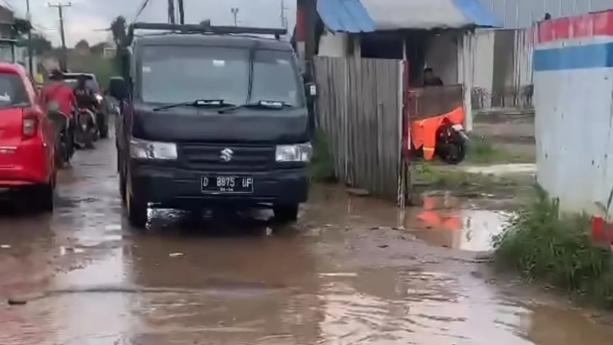Jalan rusak dan berlubang di Kampung Kebon Kalapa, Desa Kertajaya, Kecamatan Padalarang, Kabupaten Bandung Barat (KBB), Selasa (19/3).