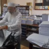 Pekerja mengoperasikan mesin pencetak Al-Quran Braille di Percetakan Yayasan Penyantun Wyata Guna (YPWG) di Jalan Pajajaran, kota Bandung, Selasa (19/3).