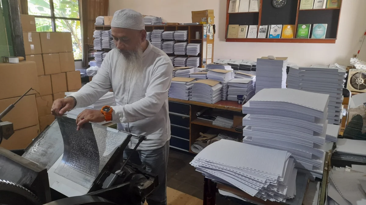 Ramadan Bawa Berkah, Produksi Al-Quran Braille di Bandung Meningkat Pekerja mengoperasikan mesin pencetak Al-Quran Braille di Percetakan Yayasan Penyantun Wyata Guna (YPWG) di Jalan Pajajaran, kota Bandung, Selasa (19/3).