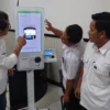 Kepala P3DW Kota Banjar, Benny Suranata (kiri) menunjukkan cara kerja mesin Anjungan Digital Mandiri (ADM) atau Samsat Digital kepada salah satu pejabat ASN di Kota Banjar, Rabu 20 Maret 2024.